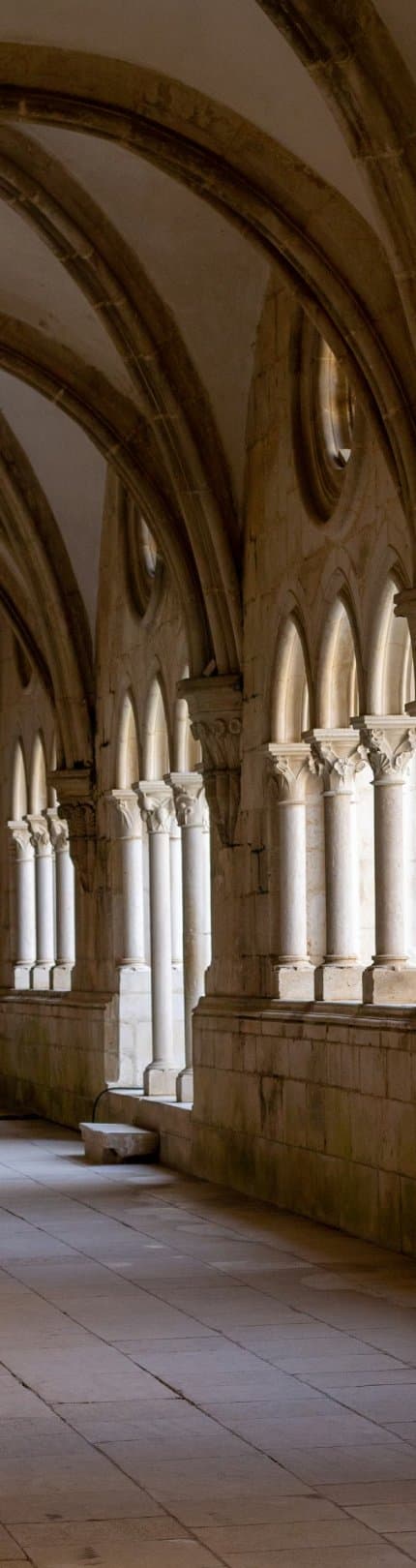 Claustro de pedra com arcos